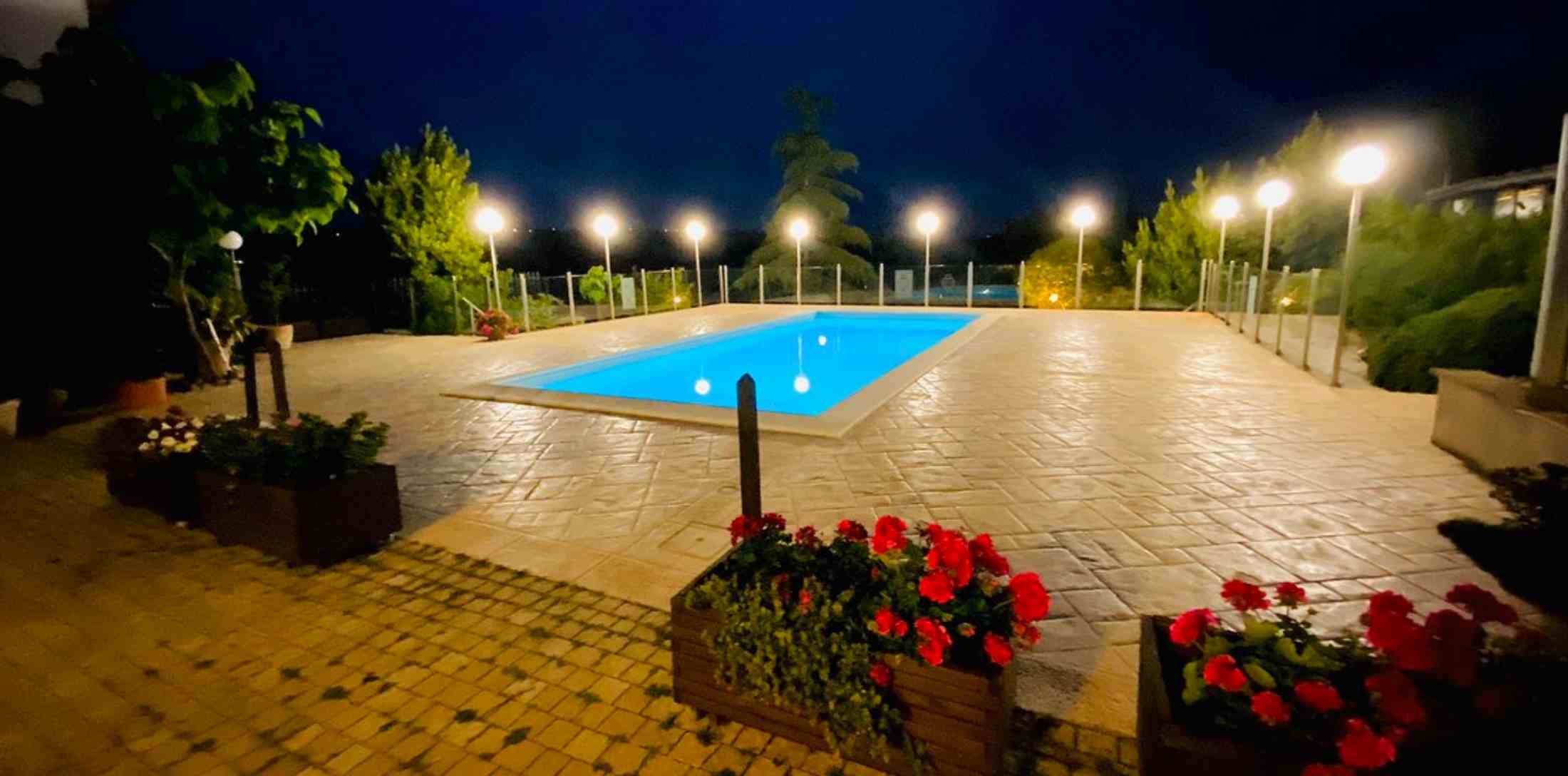 La piscina nel giardino del ristorante Il Convento a Otricoli