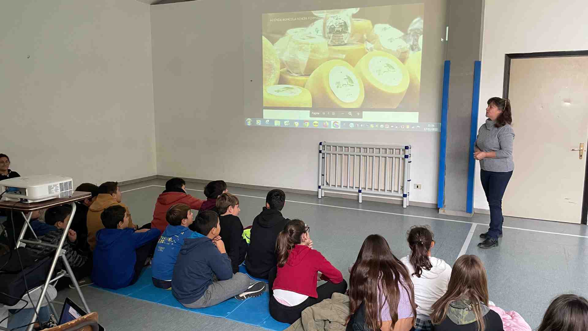 La spiegazione di come nasce il formaggio da parte dell'Azienda Veneri durante l'evento A Scuola con Gusto