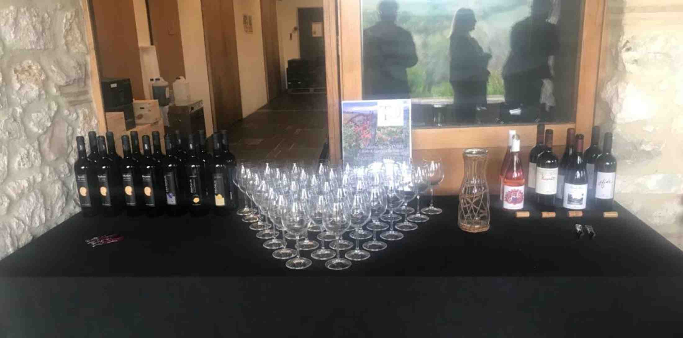 Esposizione dei vini delle due cantine parte del progetto Terre di Otricoli durante l'evento Benvenuti a Otricoli