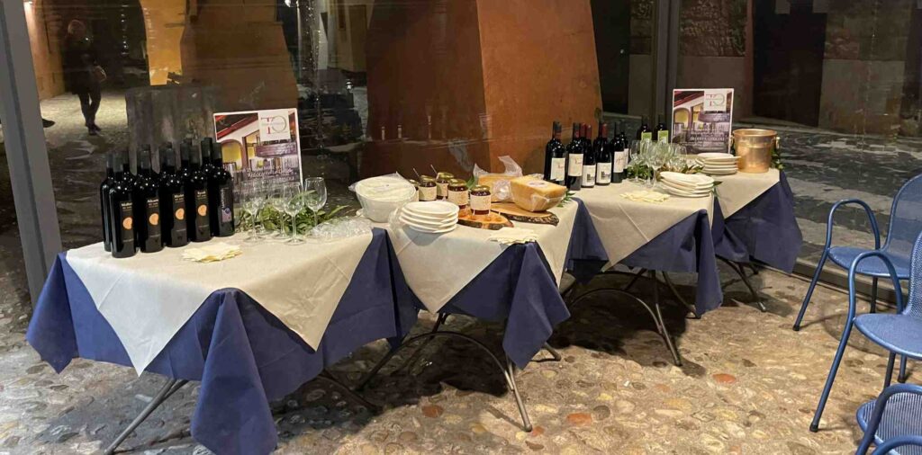 Tavola imbandita prima dell'evento Degusta Otricoli presso il ristorante Le Delizie