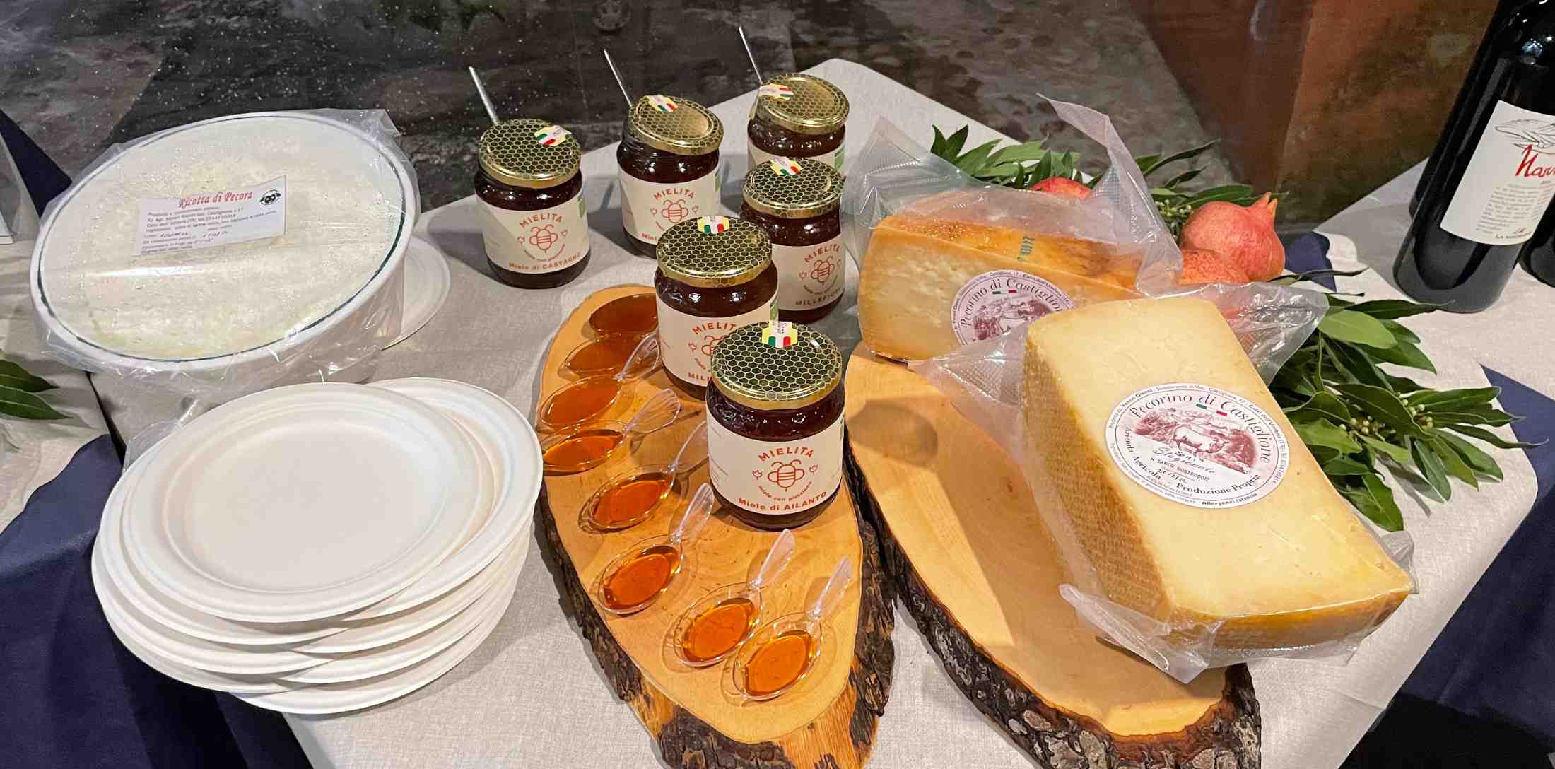 Formaggio Veneri e miele Mielita su tavolo prima della degustazione