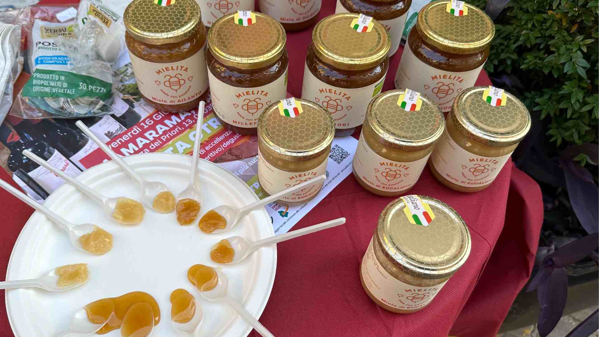 Miele e barattoli di miele Mielita durante la degustazione a Narni "Degusta Otricoli"