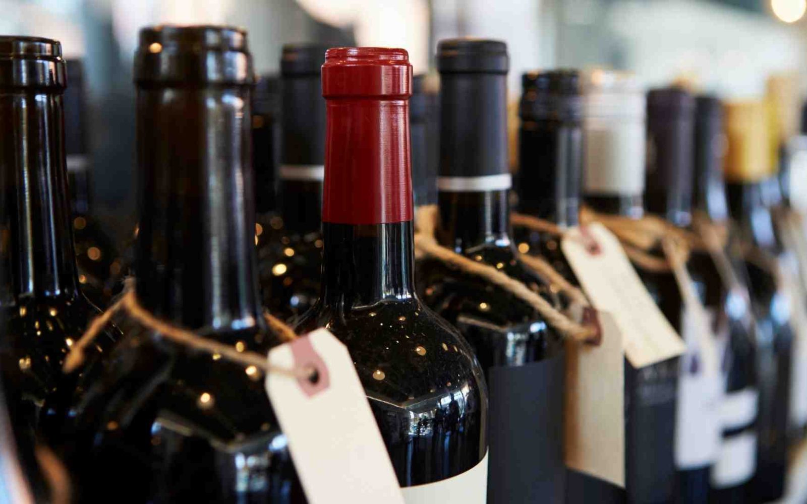 Bottiglie di vino all'interno di un supermercato